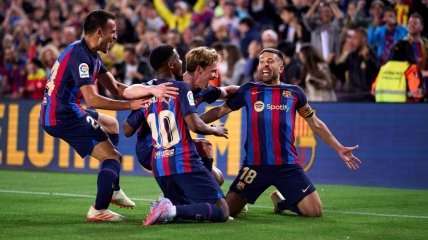 Футболисты "Барселоны" празднуют гол