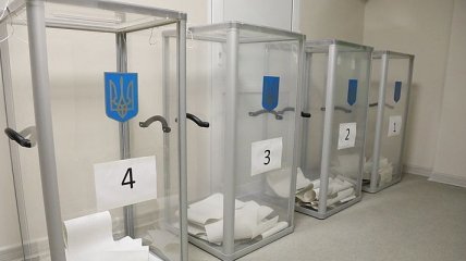 Низкая явка и нарушения на каждом пятом участке: как прошли первые часы местных выборов в Украине