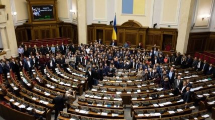 Яка різниця? "Слуги народу" не змогли відрізнити програму путінської "Єдиної Росії" від своєї (Відео)