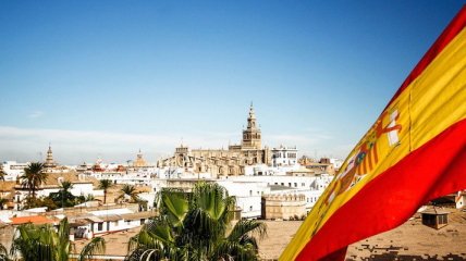 Испанию вернули в "красную" карантинную зону: в чем причина