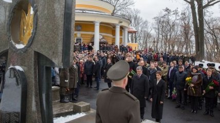 Президент Украины с женой почтили память героев Крут в Киеве
