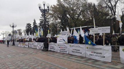  "Нет продаже земли": под Верховной Радой протестуют аграрии 