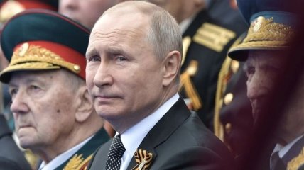 Путин с Песковым на параде в Москве вспомнили о "недобитых карателях" и Украине