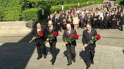 Чиновники возложили цветы к Мемориалу Вечной Славы   