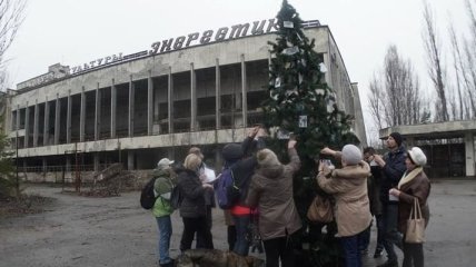 В Припяти впервые за 34 года установили новогоднюю елку