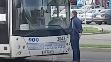 В Запорожье пассажир устроил "бойкот" из-за места в автобусе (видео)
