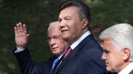 Янукович и Азаров поздравили художников с праздником