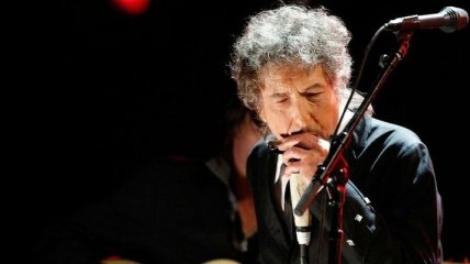 Боб Дилан удалил упоминание о Нобелевской премии со своего сайта