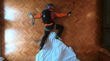 Лыжник в комнате покорил вершину горы (Видео)