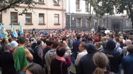 Более 400 человек пикетируют здание Администрации Президента