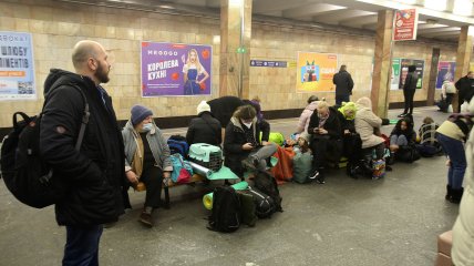 Люди прячутся в метро