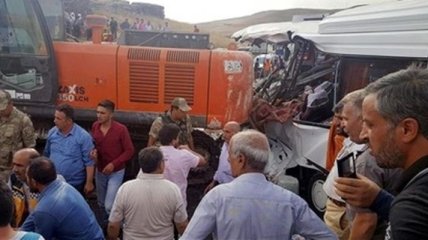 В Турции кран упал на микроавтобус, 7 погибших, 11 раненых
