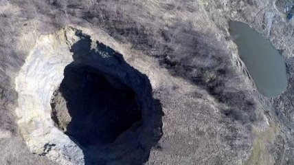 "Почва продолжает сползать": Возле Трускавца образовалась огромная воронка