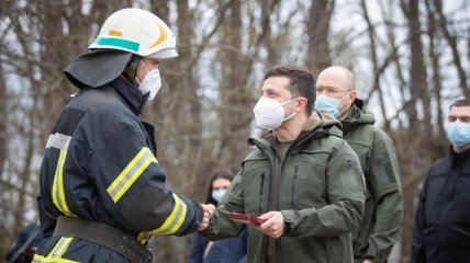 Зеленський нагородив рятувальників, які гасили пожежі у Зоні відчуження