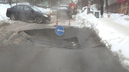 Посреди дороги провал 2,5 метра в глубину: в Киеве "устал" 60-летний коллектор (фото и видео)