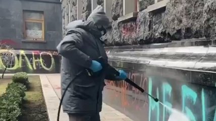 Краску с фасада Офиса Зеленского начали отмывать только на вторые сутки после погрома (видео)