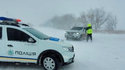 Дороги Одещини засипало снігом, видимість значно погіршилась
