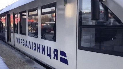 Поезд "кинул" пассажиров во Львове, а их вещи повез в Киев: что говорят в "Укрзализныце"