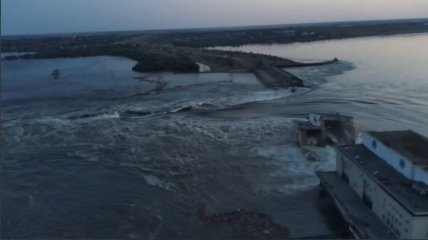 Россияне разрушили дамбу Каховской ГЭС