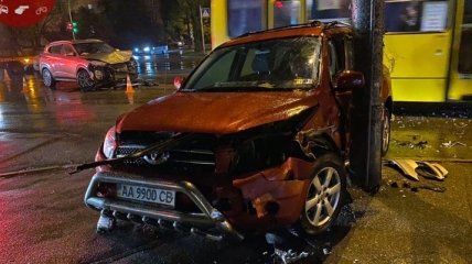 После ДТП на Виноградаре в Киеве авто отбросило прямо на подростка: фото и видео с места