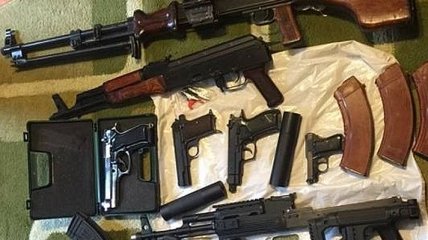 В Киеве полиция нашла внушительный "домашний арсенал": пулеметы и пистолеты