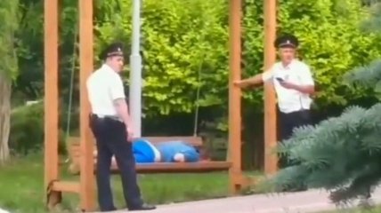 "Пыточная вертолетами": полицейские из Анапы прославились, укачав пьяного мужчину на качелях (видео)
