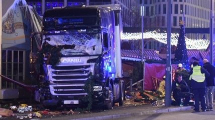 В Берлине грузовик въехал в толпу на ярмарке, есть жертвы
