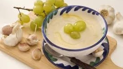 Рецепт. Холодный греческий суп с виноградом (видео)