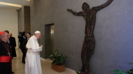 Папа Римский получил в подарок скульптуру в благодарность за помощь украинцам