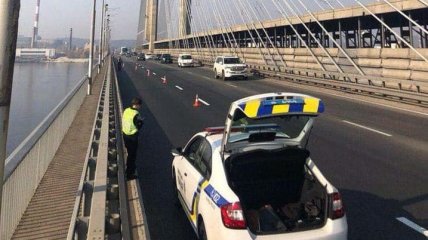 Поднялись на верхушку моста ради селфи: полиция задержала любителей экстрим фото
