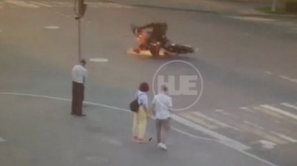 "Дурь встретилась": фееричное столкновение двух байкеров на пустом перекрестке попало на видео