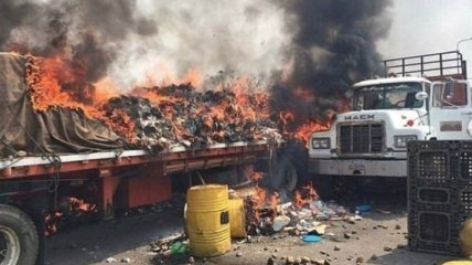 Три грузовика с гумпомощью для Венесуэлы сожжены при пересечении границы