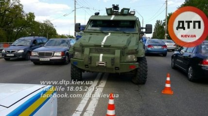 На проспекте Победы в Киеве броневик врезался в два автомобиля