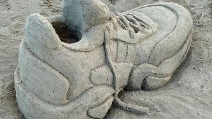 "Талантище!" Одесситка создала впечатляющую песочную скульптуру прямо на берегу моря (фото)