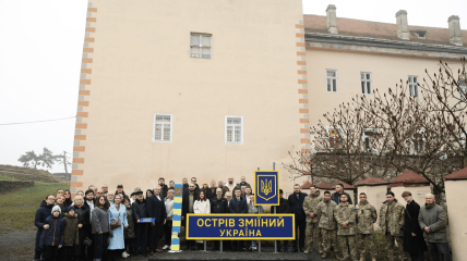 Установка столба с острова в Ужгороде