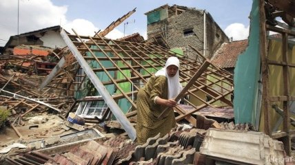 В результате землетрясения в Индонезии погибли более 100 человек