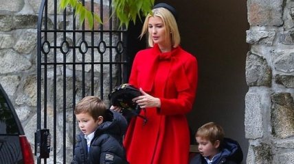 Иванка Трамп в изысканном красном пальто прогулялась с детьми (Фото, Видео)