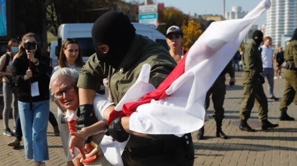Протестующие в Минске репетируют "церемонию инаугурации" Тихановской: есть первые задержанные (Видео)