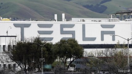 "Я присоединяюсь к рабочим на конвейере": Маск открывает завод Tesla в Калифорнии вопреки карантину