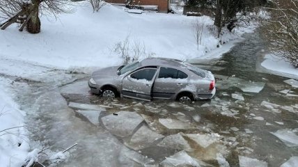 "Утопил" машину в мороз: Нефьодов показал фото экстремального отдыха в Карпатах