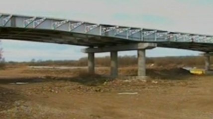 Недостроенный мост ''растаскивают'' местные жители  