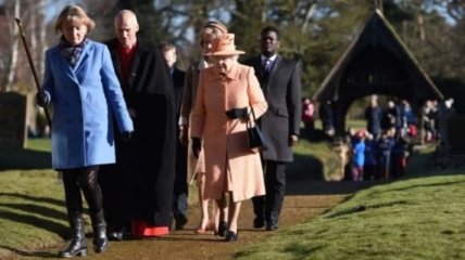 Платье миди-длины, пальто и милая шляпка: Елизавета II поразила публику образом