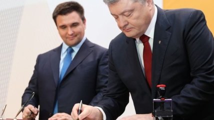 Порошенко поручил правительству помочь заложникам и их семьям