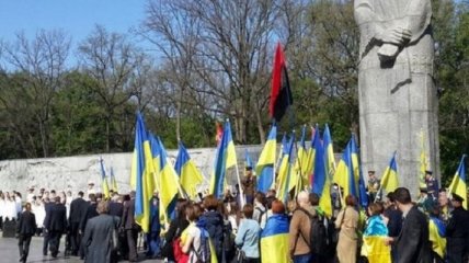 В Харькове произошла массовая драка у Мемориала славы (Видео)
