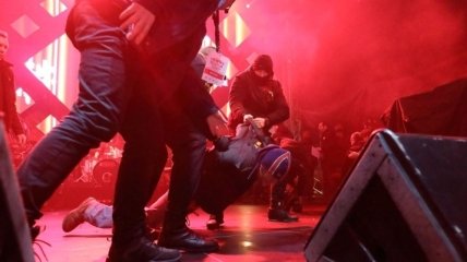 Мэр Гданска получил удар ножом во время благотворительного концерта