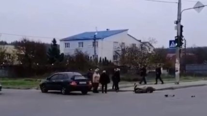 Несовершеннолетний на скутере устроил аварию в Киеве. Видео