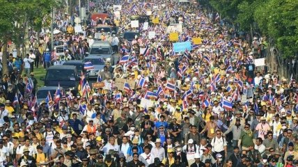 Число манифестантов на улицах Бангкока достигло 100 тысяч человек