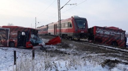 В Сербии поезд столкнулся со школьным автобусом и "разрезал" его пополам