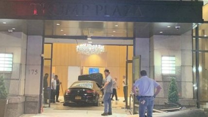 В США мужчина на автомобиле протаранил Trump Plaza , есть пострадавшие(видео)