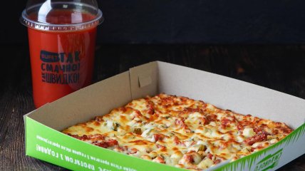 Пицца из буфета и томатный сок